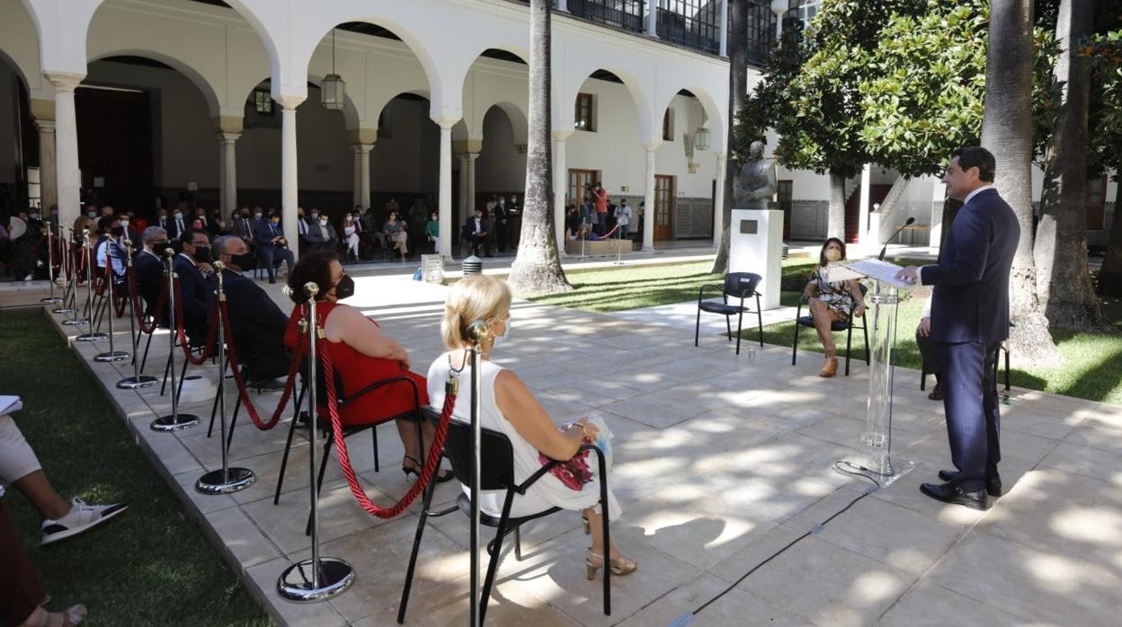El presidente andaluz, Juanma Moreno, durante su intervención en el acto de homenaje a Blas Infante en el Parlamento de Andalucía
