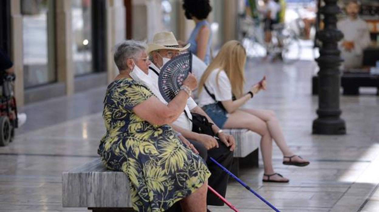 CiudadaMalagueñoa abanicándose en calle Larios en el último episodio de terral