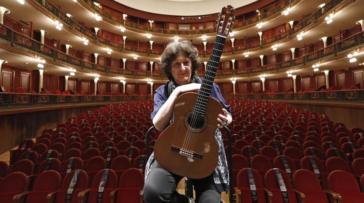 Juan Manuel Cañizares posa con su guitarra en el escenario del Gran Teatro de Córdoba