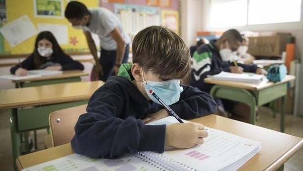 Así será el próximo curso escolar en Andalucía: clases presenciales siempre y mascarilla en clase y el recreo
