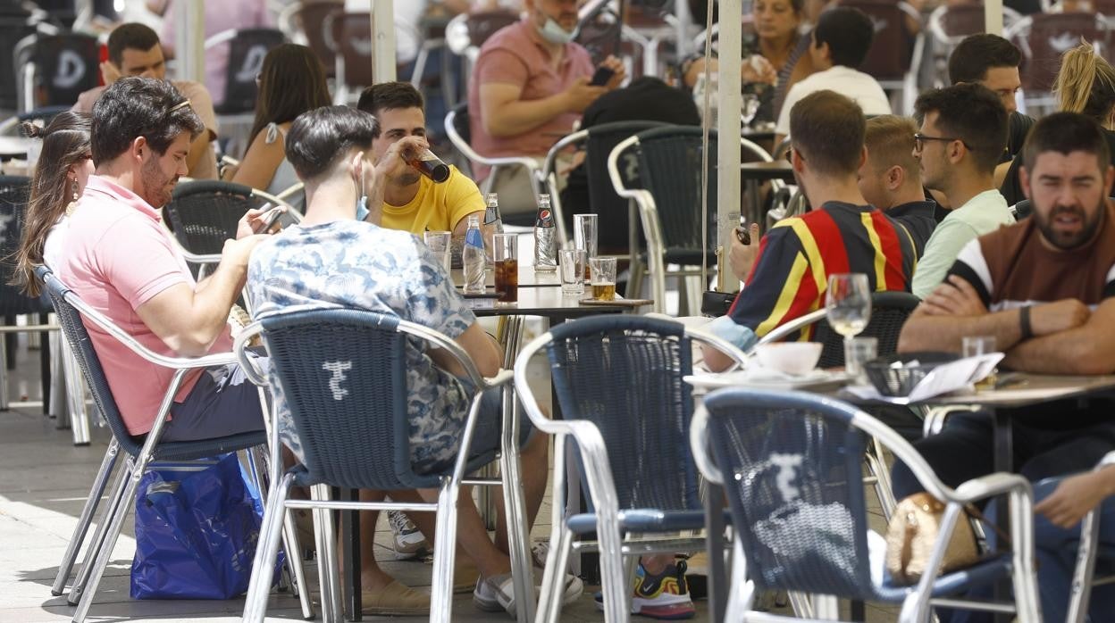 El ambiente de una terraza cordobesa muestra la normalidad que impera en las ciudades turísticas y capitales andaluzas