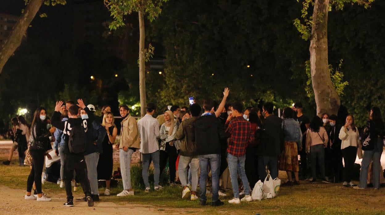 Jóvenes en un macrobotellón nocturno
