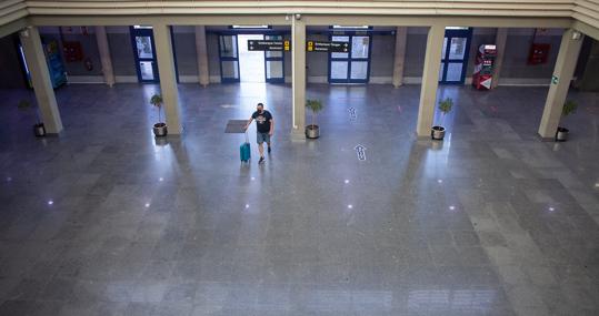 Interior de la estación marítima, donde ahora apenas hay viajeros