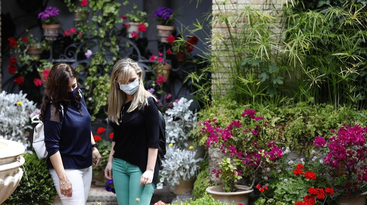 Dos jóvenes en el Palacio de Viana