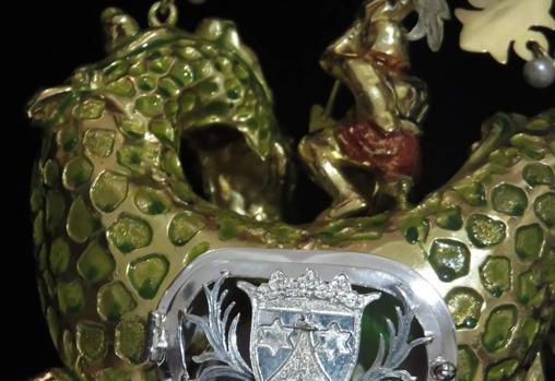 San Jorge sobre el dragón, en el nuevo pinjante para la Virgen