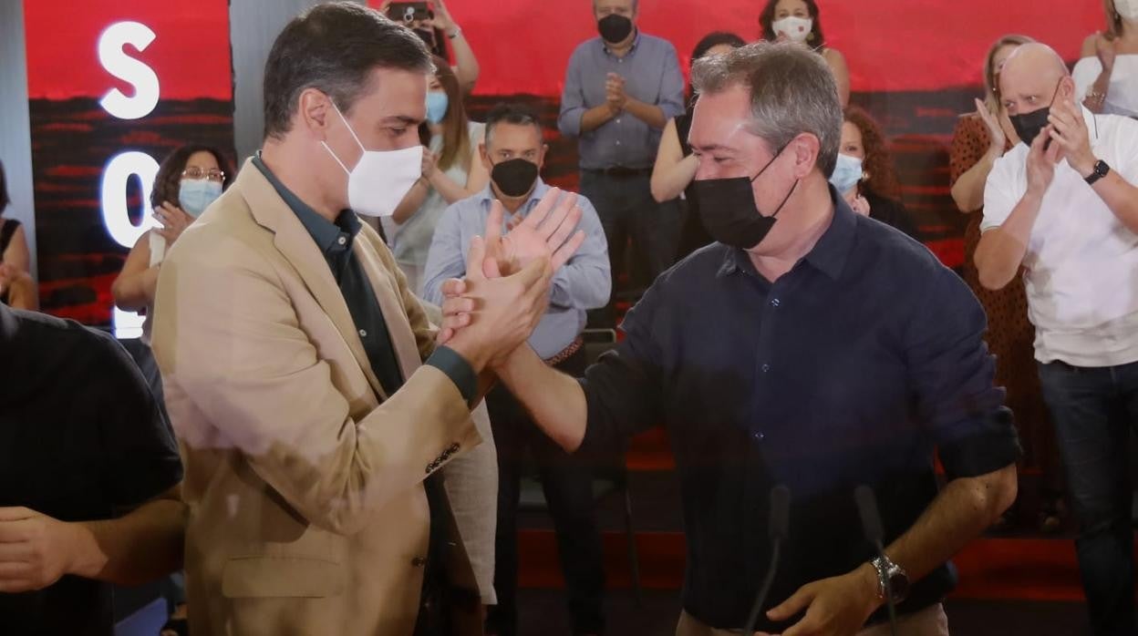El presidente del Gobierno, Pedro Sánchez estrecha la mano al actual alcalde de Sevilla, Juan Espadas