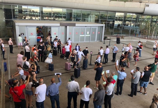 La terminal de 'Llegadas' en plena ebullición