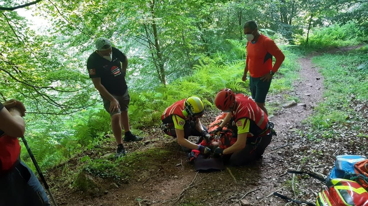 Una senderista de Córdoba sufre un grave accidente en Cantabria al caer ...