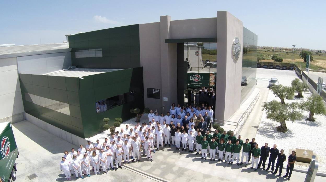 Plantilla de Carloteña de Asados en su sede central de La Carlota donde amplía fábrica y línea de productos