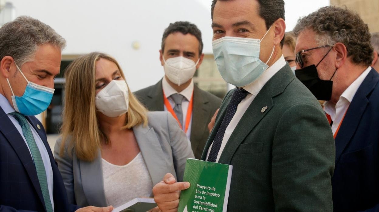 El presidente andaluz, Juanma Moreno, luce sonriente a pesar de la mascarilla la Ley del Suelo aprobada este miércoles