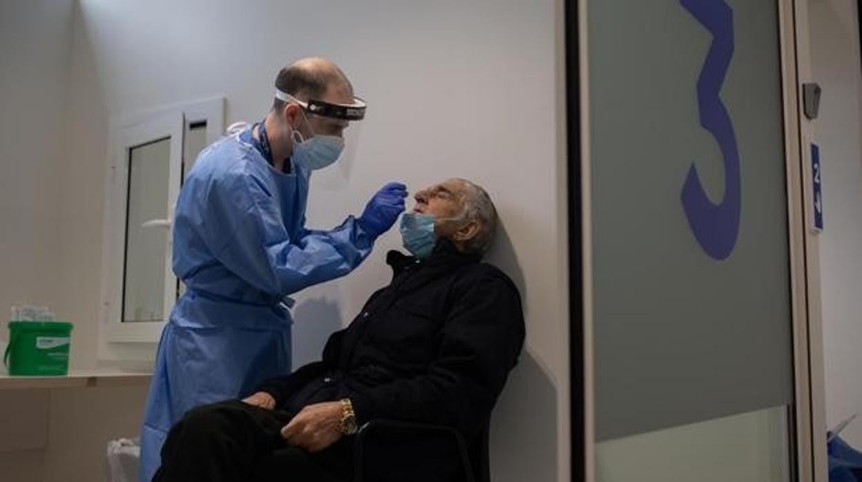 Un hombre se somete a la prueba del Covid