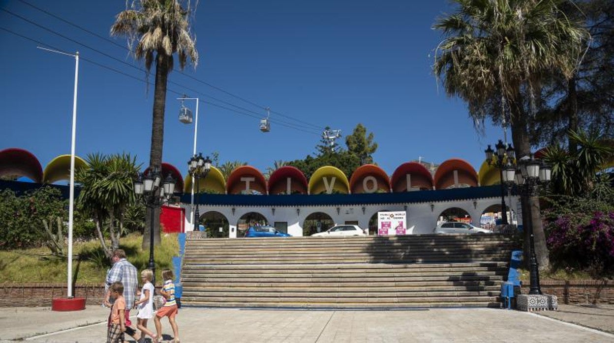 La entrada de Tivoli World, vacía, cuando a estas alturas del año debería ser un hervidero