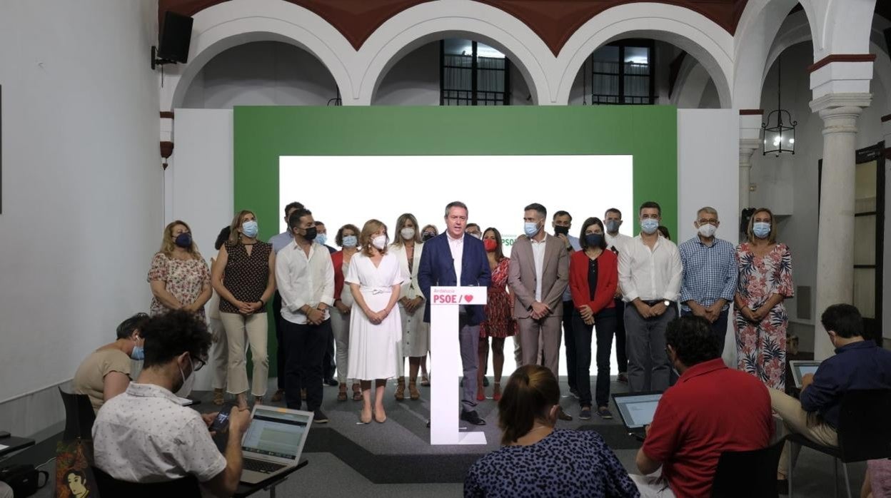 Juan Espadas, junto a su 'Ejecutiva' en la sede regional del PSOE en la calle San Vicente