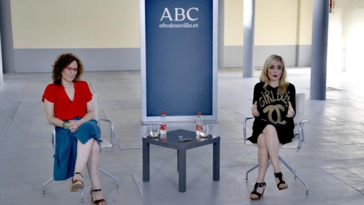 Nuria López y Carmen Castilla, durante la entrevista en la casa de ABC de Sevilla