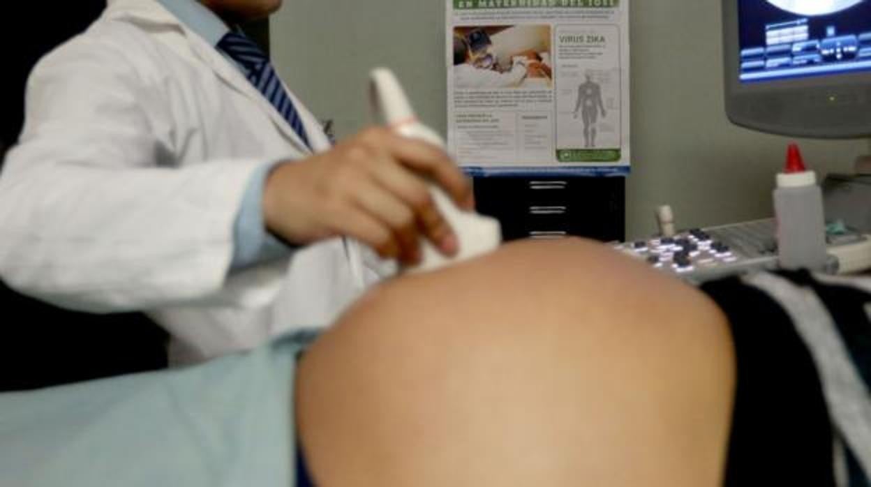 Una mujer embarazada durante una prueba