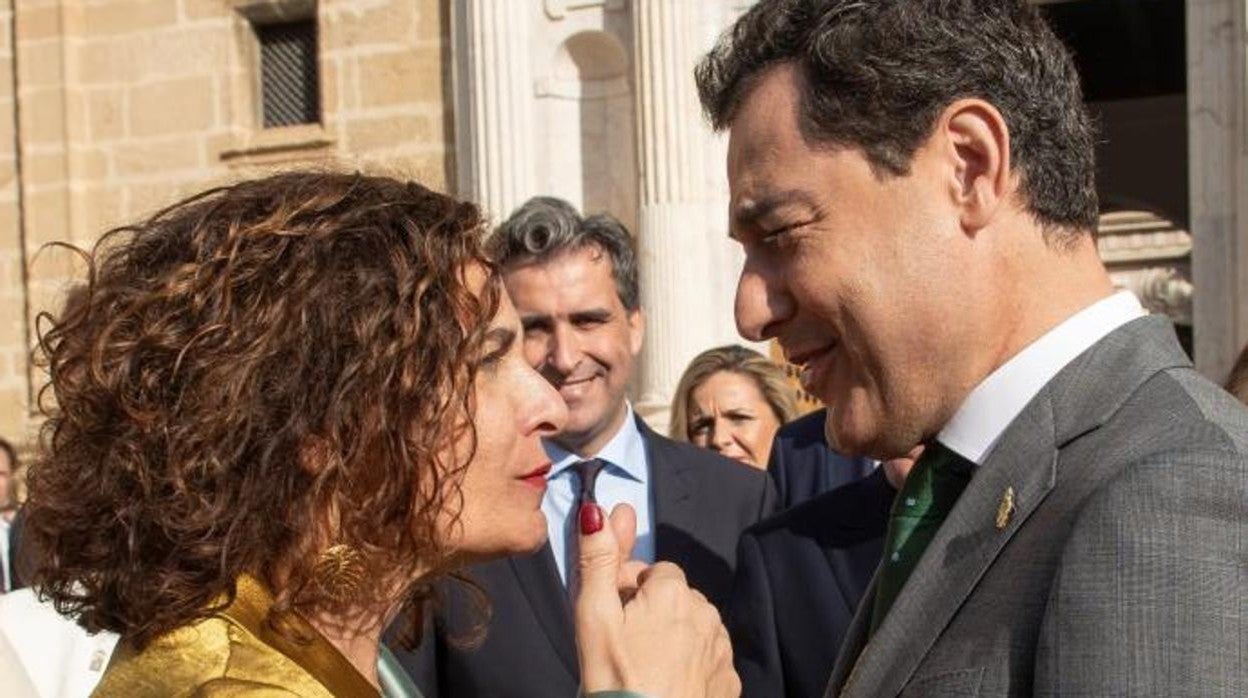 El presidente de la Junta, Juanma Moreno, junto a la ministra de Hacienda, María Jesús Montero
