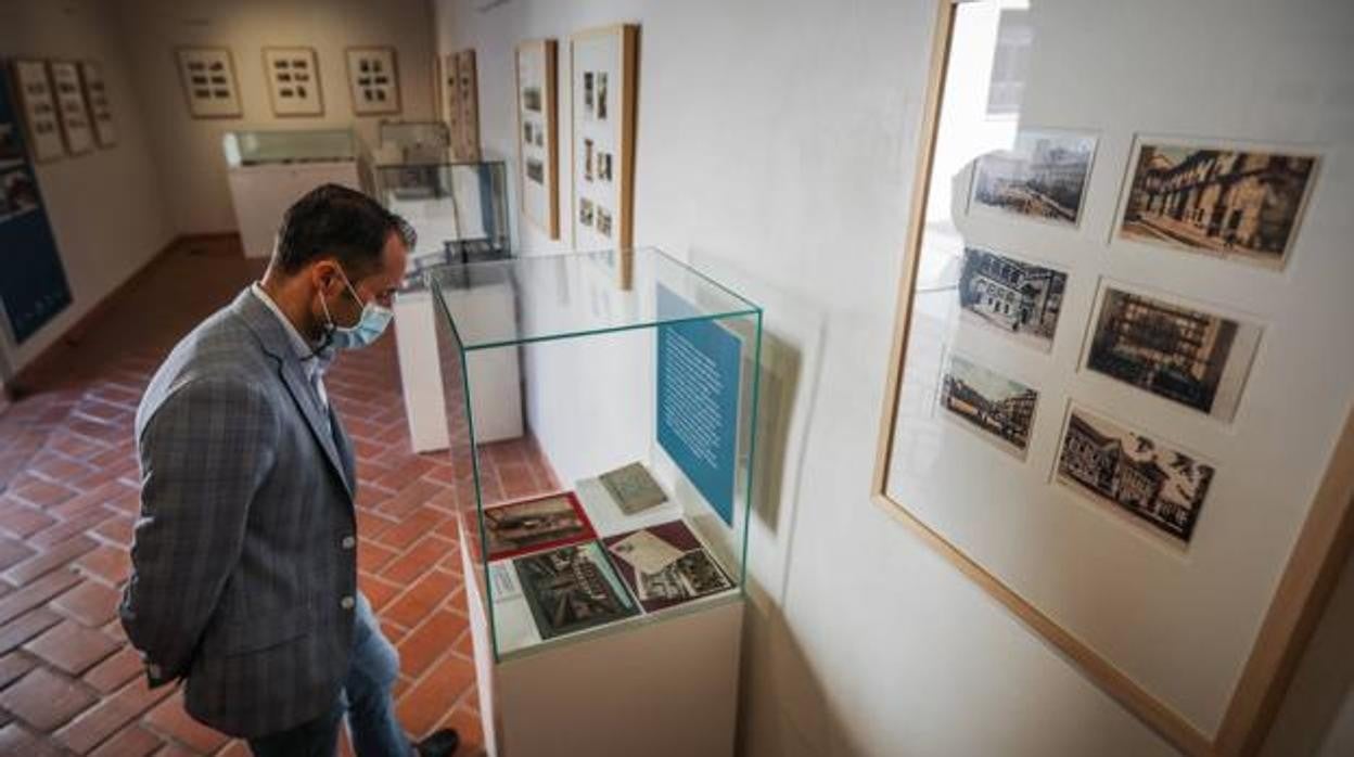 Un visitante en una exposición organizada por Legado Andalusí