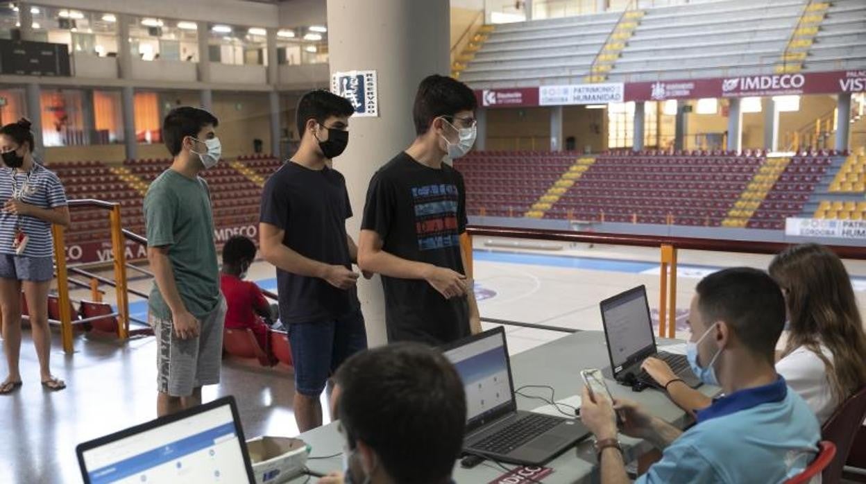 Jóvenes en un polideportivo de Córdoba para vacunarse