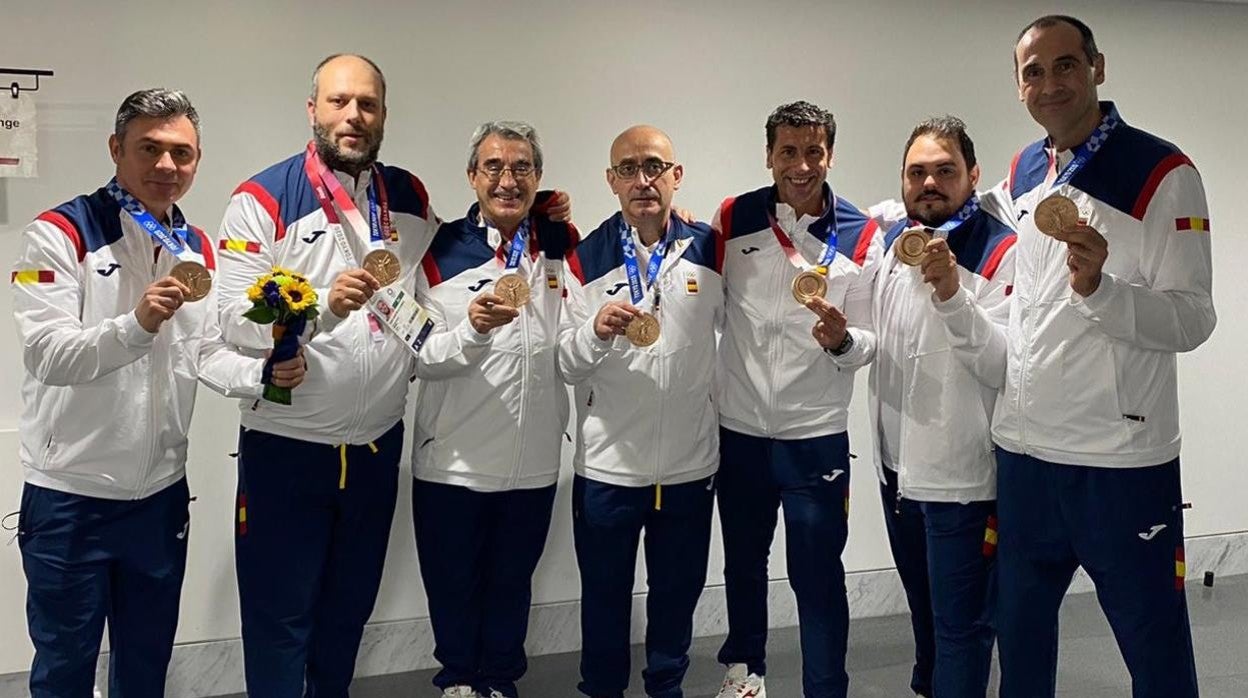 Cesar Montes, el primero por la derecha