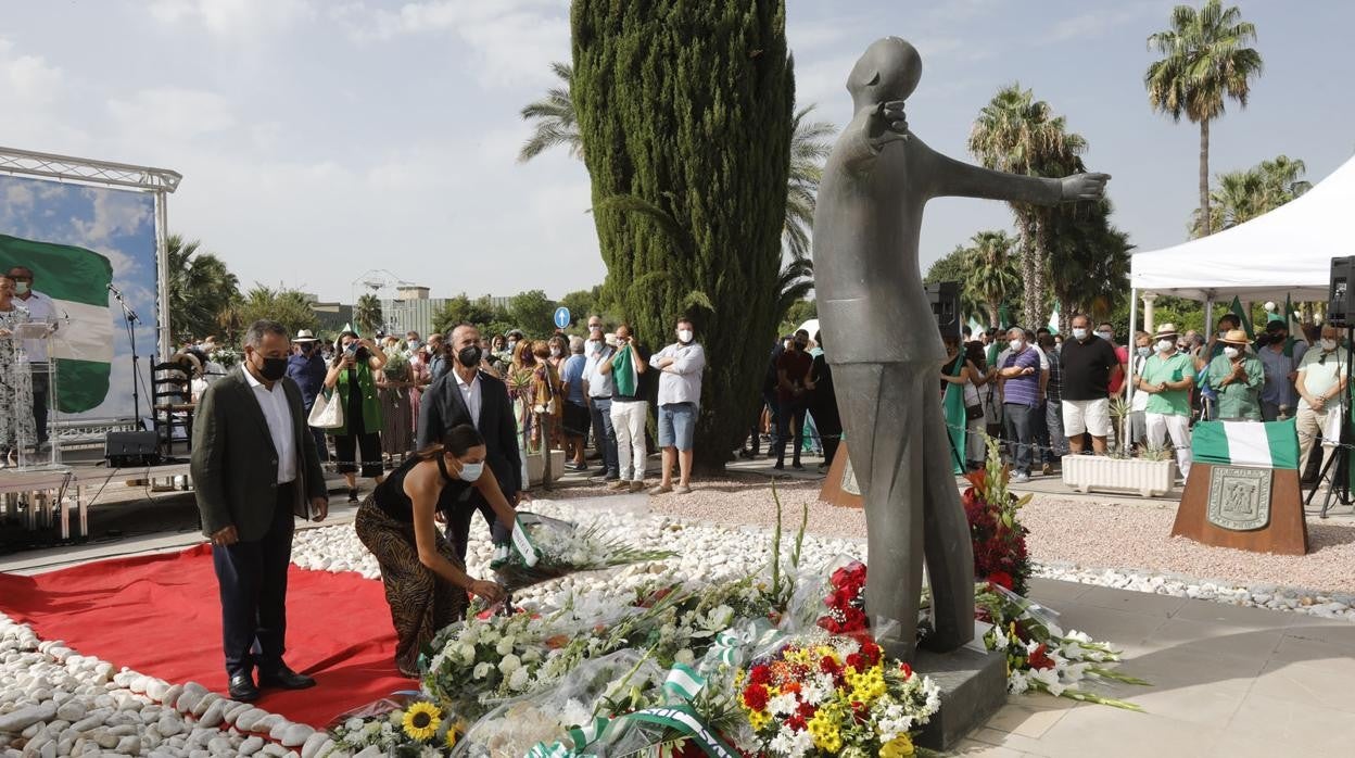 Ofrenda floral en el monumento erigido en memoria de Blas Infante