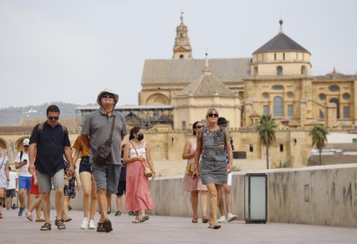 Visitantes cruzan ayer el Puente Romano
