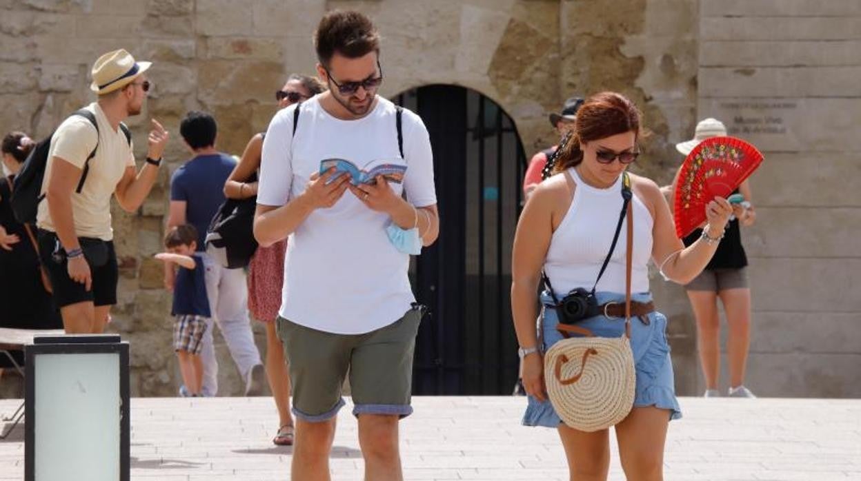 Turistas en el Puente Romano de Córdoba