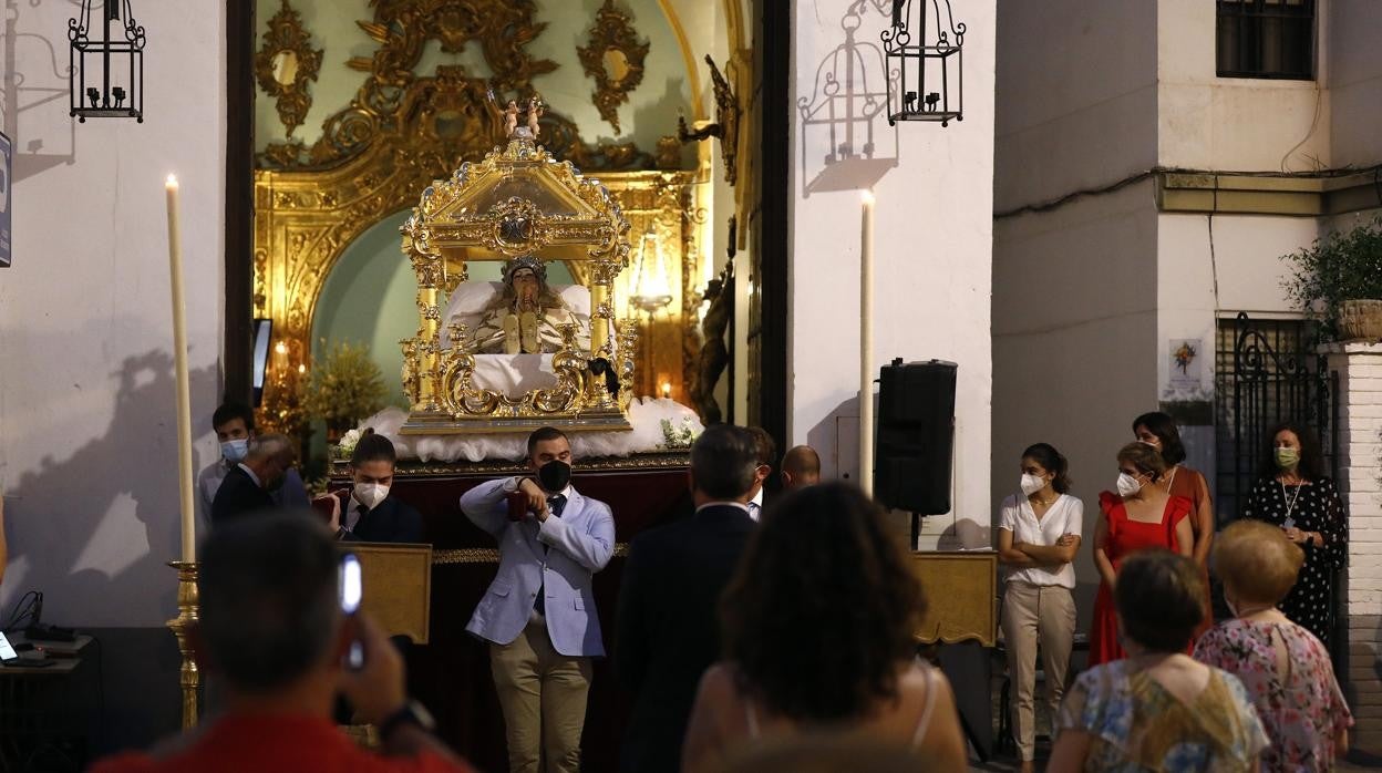 La Virgen del Tránsito sale de San Basilio a hombros de sus hermanos
