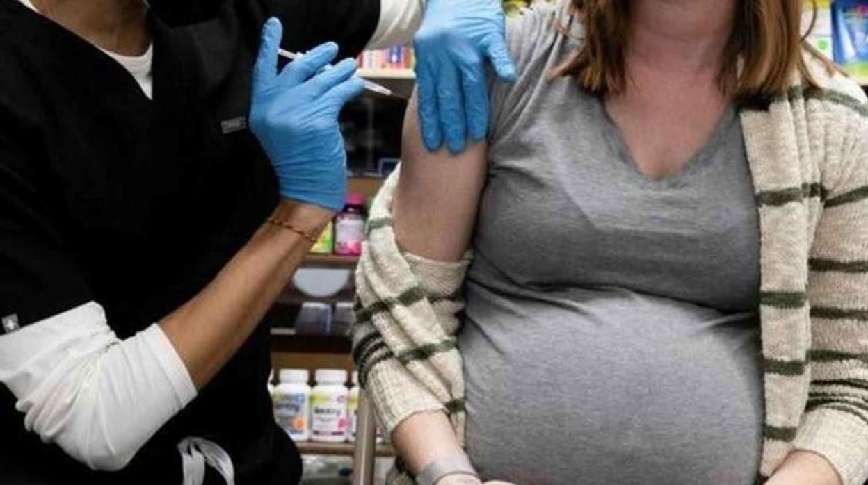 Una mujer embarzada recibe la vacuna contra el Covid