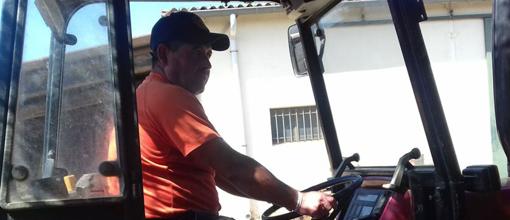 Un vendimiador sobre un tractor