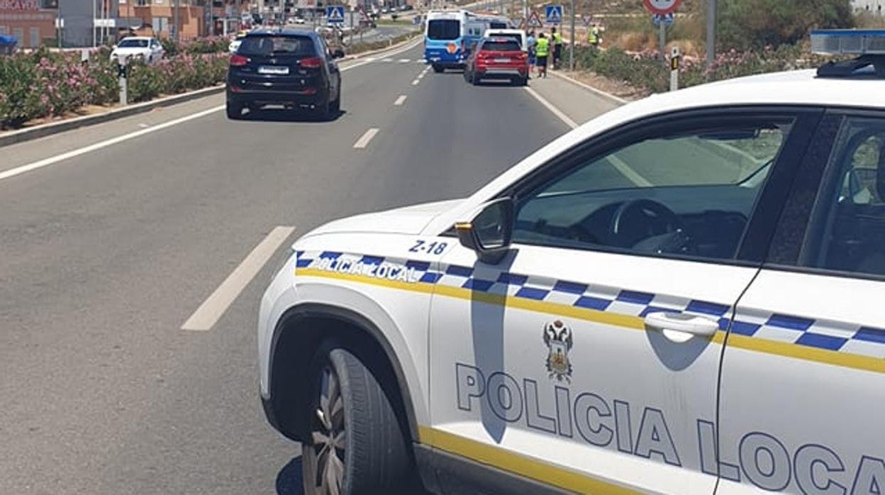 Una patrulla de la Policía Local de Vera la que localizó al sospechoso a bordo de su vehículo