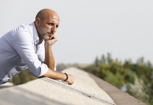 Herminio Membrives, en el Puente de Miraflores de Córdoba