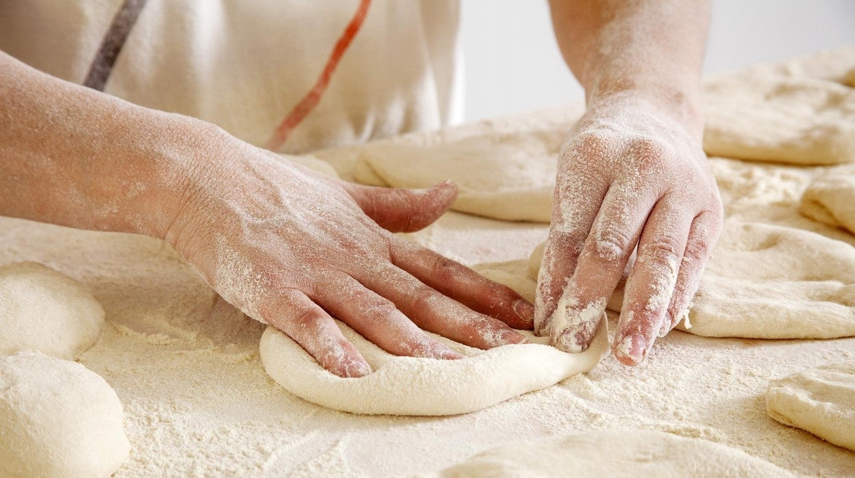 La miga del mollete de Antequera ha de ser blanda y su forma, la de una elipse irregular