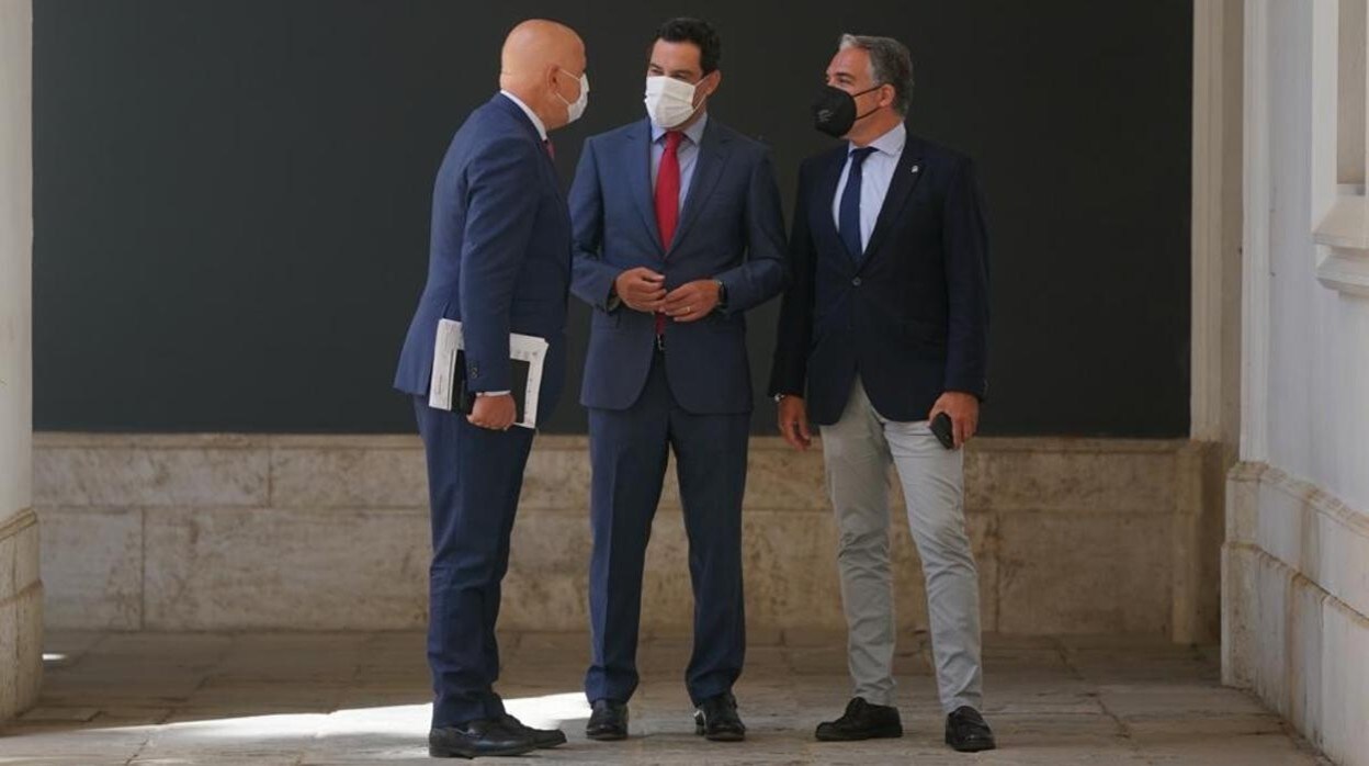 El consejero Javier Imbroda junto al presidente andaluz, Juanma Moreno, y el consejero Elías Bendodo