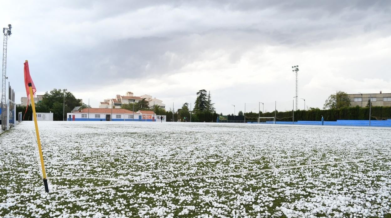 Imagen de un campo de fútbol tras la granizada de este miércoles en Antequera