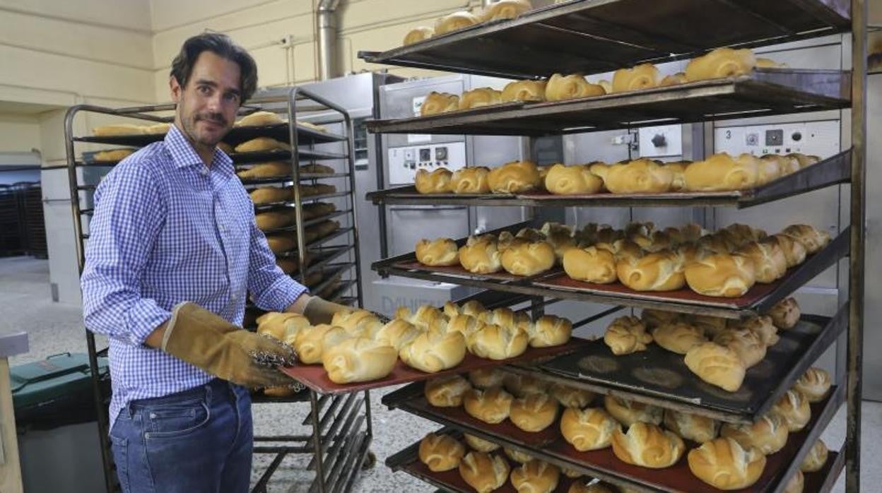 Pablo García en la panadería Rogelio de Alcalá de Guadaíra