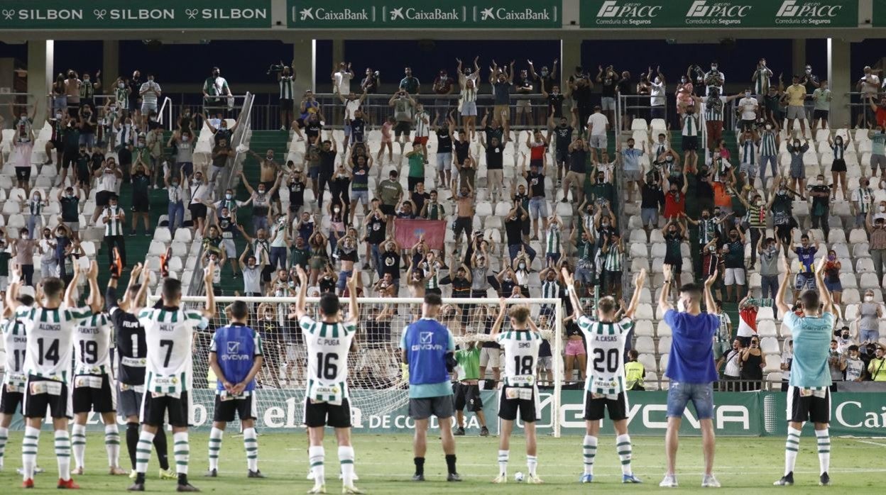 El Córdoba CF celebra el triunfo este domingo ante el Cádiz B en El Arcángel