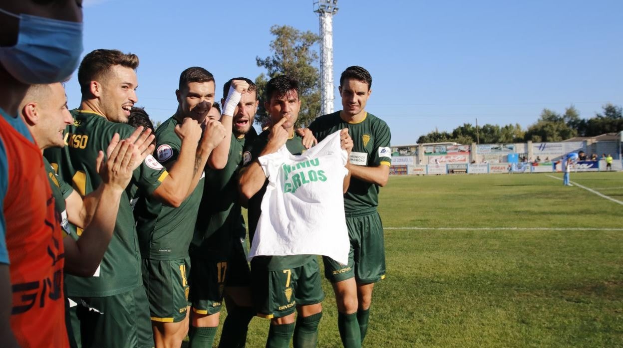 El Córdoba CF celebra el triunfo este domingo ante el CD Coria en La Isla