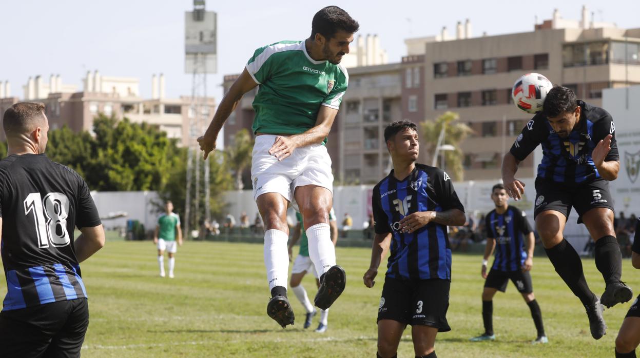 Bernardo Cruz remata de cabeza en el Juventud Torremolinos - Córdoba CF de la pretemporada pasada