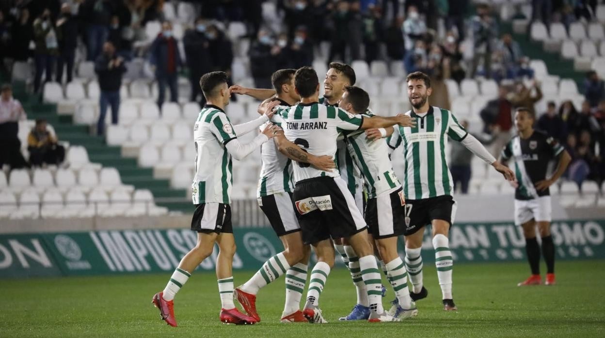Los jugadores del Córdoba celebran el 1-0 de Fuentes al Mérida