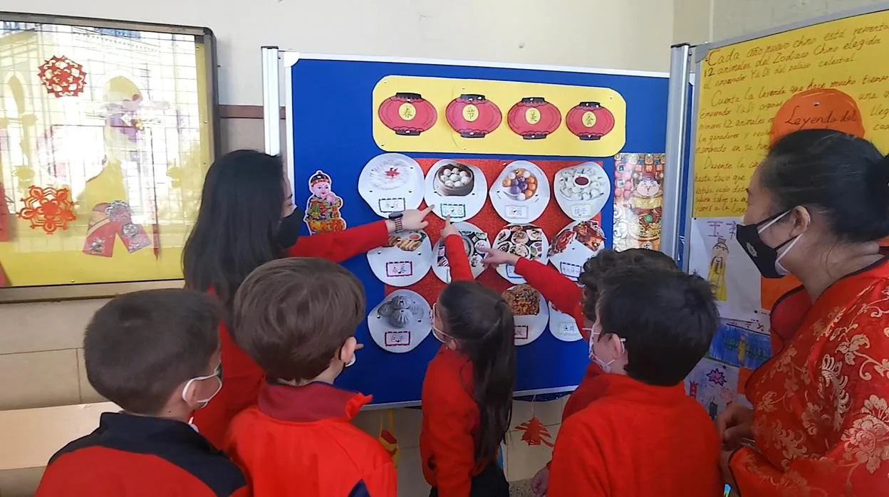 Profesoras nativas enseñan chino en un aula de Andalucía