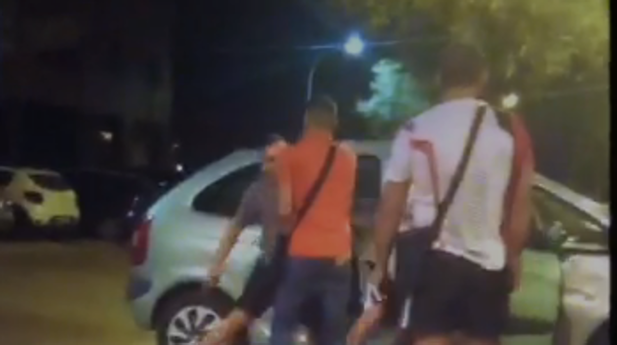 Los cuatro individuos en el momento de la reyerta anoche en la barriada de Las Palmeras