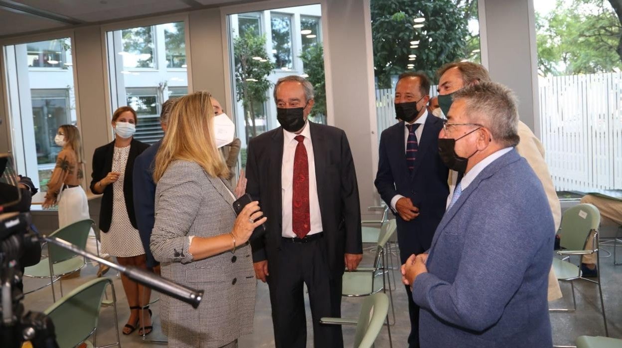 La consejera Marifrán Carazo habla con los representantes de los empresarios andaluces este jueves en la Consejería de Fomento