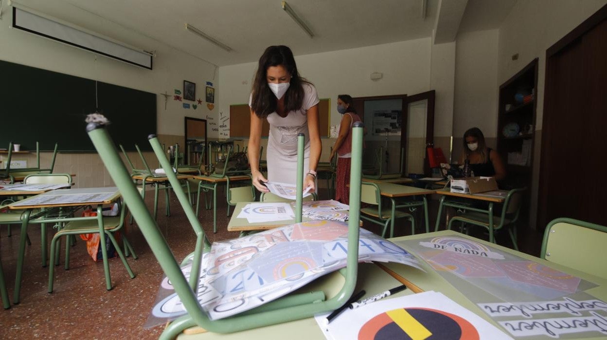Varias docentes ultiman los preparativos para el inicio del curso en Córdoba