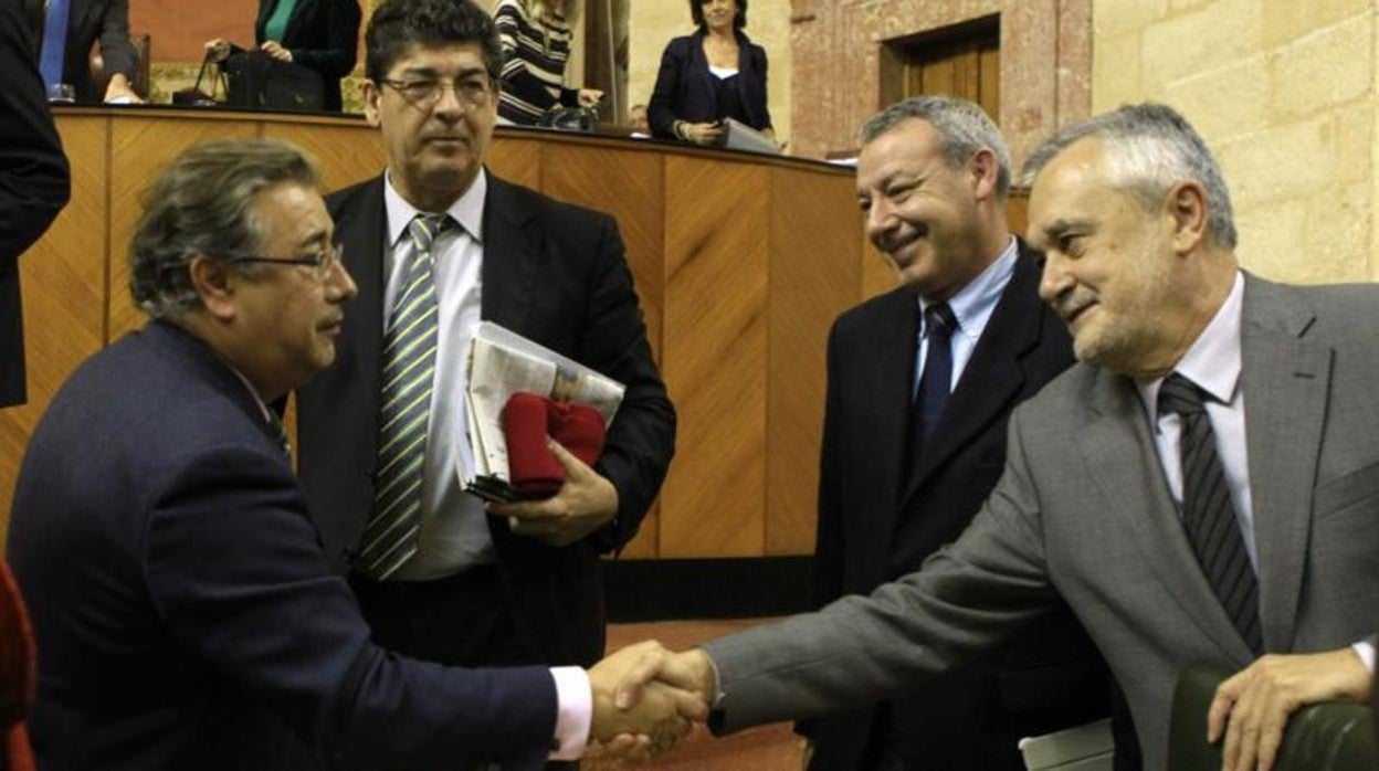 Juan Ignacio Zoido (i) saluda a José Antonio Griñán (d), tras aprobar las cuentas de la Junta de 2013