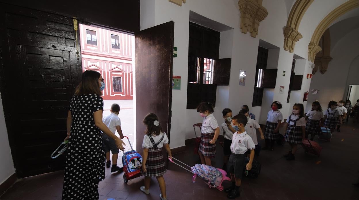 Alumnos del colegio de la Inmaculada llegando al centro. En el vídeo, entrada al colegio Divina Pastora