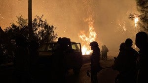 El Gobierno despliega a la UME en el incendio de Sierra Bermeja tras el desalojo de 2.000 personas