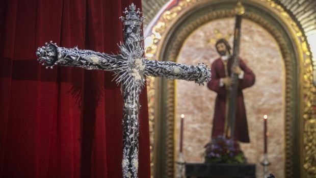 Plata y madera, la Cruz de la Vida para el Señor de los Reyes de Córdoba ya es una realidad