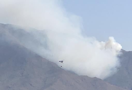 Un helicóptero antes de realizar una descarga