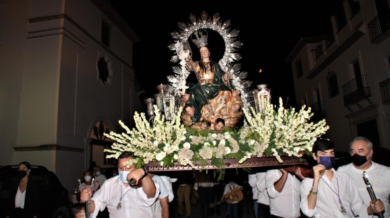 Procesión de la Virgen de la Aurora por las calles de Priego