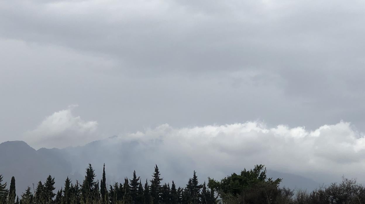Las nubes descargando lluvias sobre Sierra Bermeja desde el puesto de mando